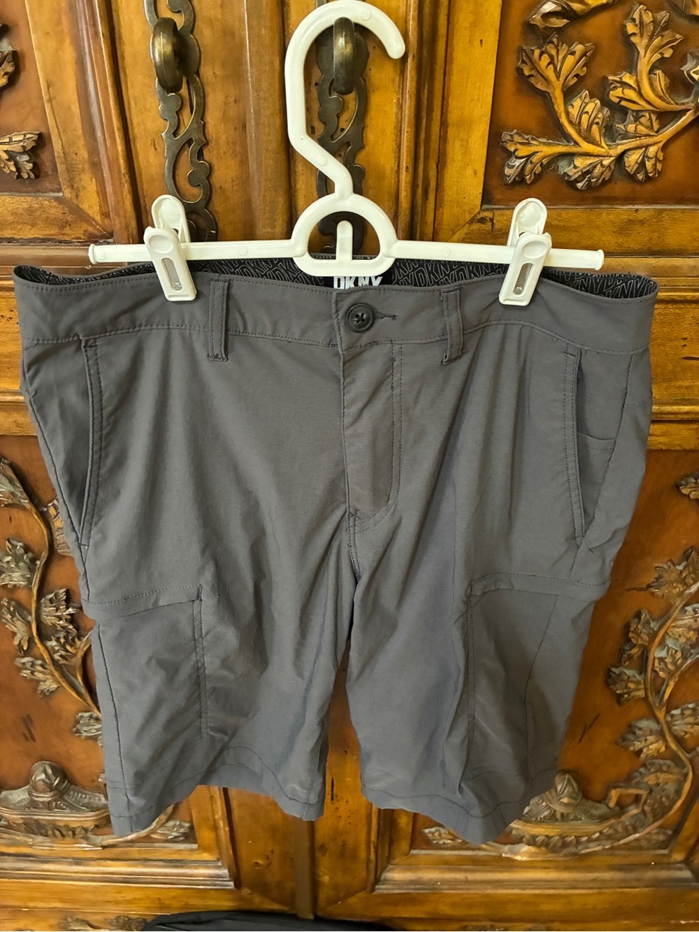 Men’s Casual DKNY Gray 30 Inch Waist Cargo Utility Shorts Gorpcore Ripstop.